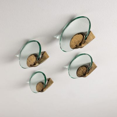 trois verres remplis de biscuits sont accrochés au mur