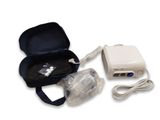 un sac contenant un appareil électrique, sur fond blanc