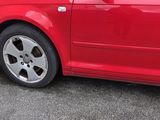 une voiture rouge garée dans un parking