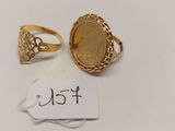 deux bagues en or et une bague sur laquelle est sertie une pièce d'or