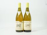 deux bouteilles de vin posées l'une à côté de l'autre sur une table