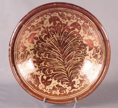 une assiette marron et blanche ornée d'un motif