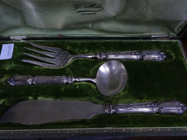 Couverts de service manche argent fourré, en coffret