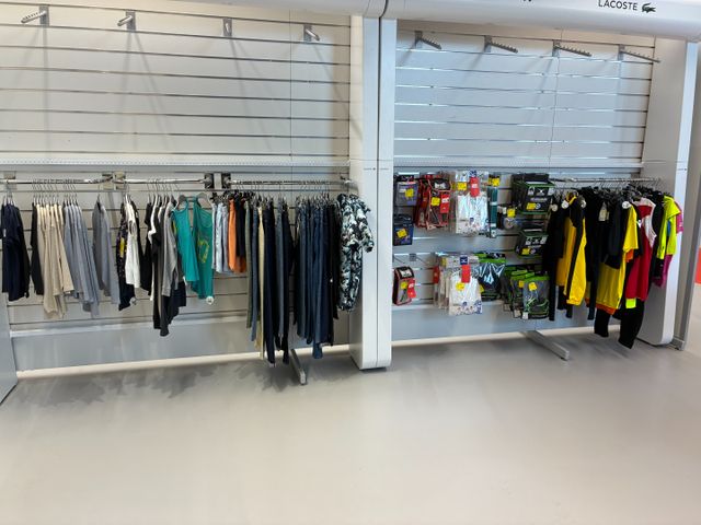 Stock de vêtements, chaussures et accessoires sport. Exposition, 