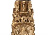 figurine en ivoire sculpté représentant un groupe de personnes et d'animaux sur un socle