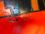 un gros plan d'un bateau rouge à rayures noires et orange