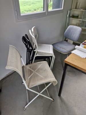 Lot de six chaises dépareillées en métal, tissu et PVC