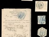 quelques vieux timbres et un bout de papier posés sur une surface noire