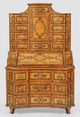 un vieux bureau en bois muni de tiroirs et surmonté d'un miroir