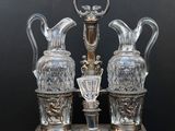 un ensemble ancien de trois vases en verre sur un socle, plaqué argent