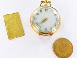 un lingot d'or à côté d'une montre de poche et d'un lingot d'or
