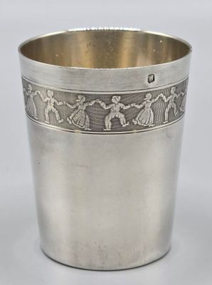 un gros plan d'une coupe en argent ornée d'un motif