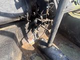 un gros plan sur le moteur et la direction d'un tracteur