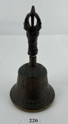 Cloche en bronze patiné, H = 17 cm, (prise à refixer)