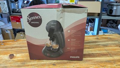 une boîte contenant une cafetière