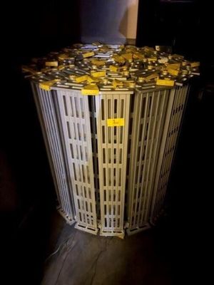 une photo d'une poubelle contenant beaucoup de pièces de monnaie