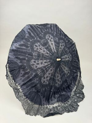 un parapluie noir et blanc orné d'une perle dorée