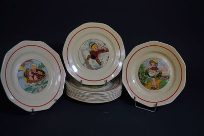 quatre assiettes ornées de photos d'enfants, posées sur une table