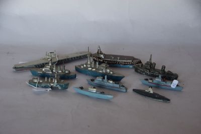 tout un tas de petits bateaux miniatures posés sur une table