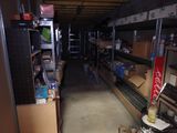 une pièce avec des étagères et une échelle à l'intérieur