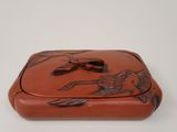 une image représentant une boîte marron ornée d'un motif d'oiseau