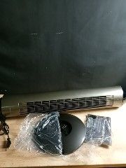 une photo représentant une guitare et un CD posés sur une table
