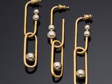 une paire de boucles d'oreilles en perles et or