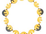 gros plan d'un collier sur fond blanc