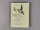 un livre sur lequel figure l'image de deux oiseaux volant dans le ciel