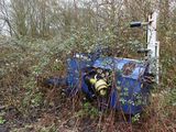 un camion bleu garé dans l'herbe