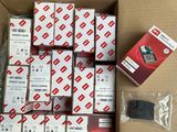 une boîte remplie d'appareils électroniques qui s'y trouvent