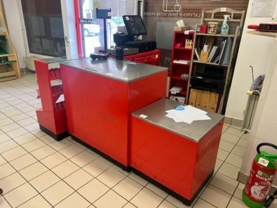 un îlot de cuisine rouge au milieu de la pièce