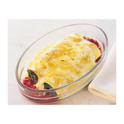un gratin au fromage et aux légumes dans un plat en verre