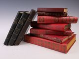 plusieurs vieux livres empilés sur une surface blanche