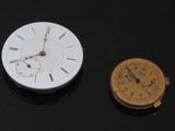 deux types d'horloges différents sur la table
