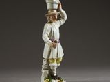 figurine en porcelaine représentant un homme avec un chapeau sur la tête