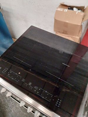 une plaque de cuisson noire surmontée d'un brûleur noir