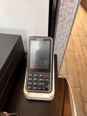 un téléphone portable posé sur une table à côté d'une boîte