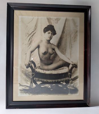 Photo encadrée "Femme nue". Porte une inscription "Atelier M…