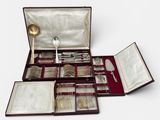 un coffret contenant de l'argenterie sur une surface blanche