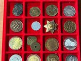 une boîte rouge contenant beaucoup de pièces