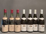 six bouteilles de vin sont alignées sur une table