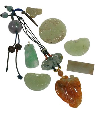 de nombreux types de jade et de pendentifs en jade sur fond blanc