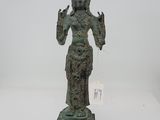 statue en bronze d'une femme tenant un oiseau sur un piédestal