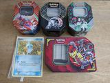 de nombreux modèles différents de boîtes à Pokémon sur la table