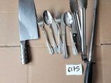 une boîte sur laquelle sont représentés un couteau, une fourchette et des cuillères