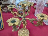 une table sur laquelle se trouvent un vase et un bougeoir