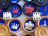 un grand nombre d'objets différents posés sur une table