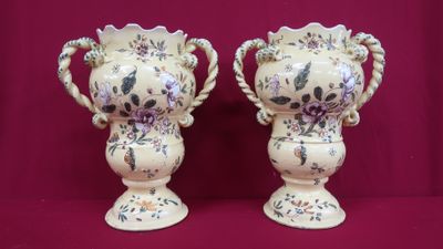 deux vases posés sur une surface rouge
