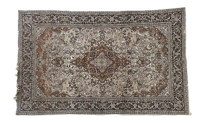 un tapis persan antique sur fond blanc